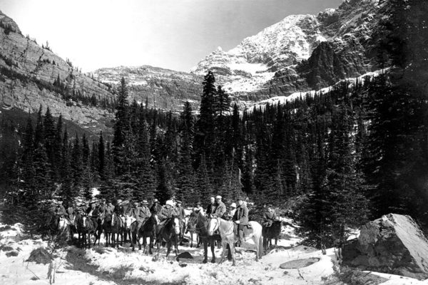 12054---Tourists-arriving-at-Sperry-Chalets-(c.1911)